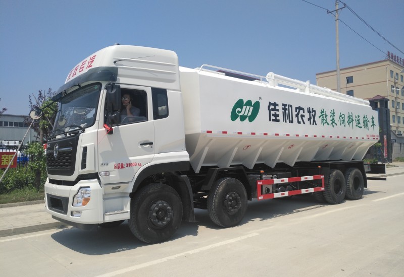液壓散裝飼料車是怎么操作的？要注意哪些事項(xiàng)？